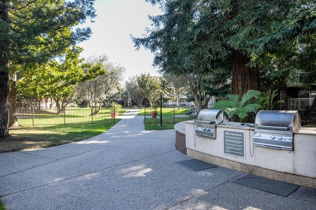 Building Photo - 555 W Middlefield Rd