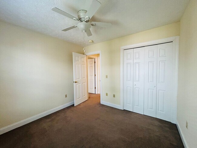 Building Photo - 3 Bedroom 2.5 Bath Townhouse
