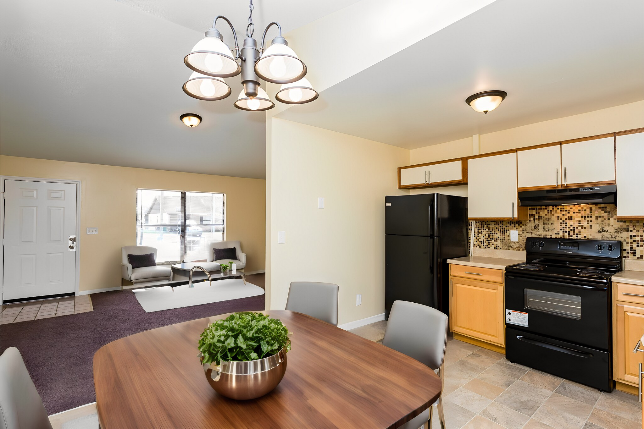 Building Photo - 605 Royalty Ct