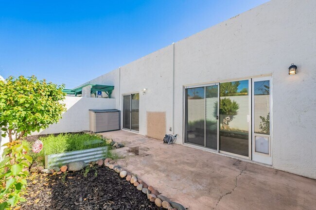 Building Photo - Less than 2 miles from Old Town Scottsdale!