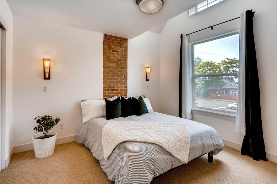 Building Photo - 920 E 24th Ave