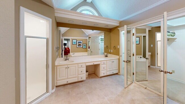 Building Photo - "Discover Spacious Comfort: 3-Bed, 2-Bath Gem on 77th Street (furnished)| Kingsgate