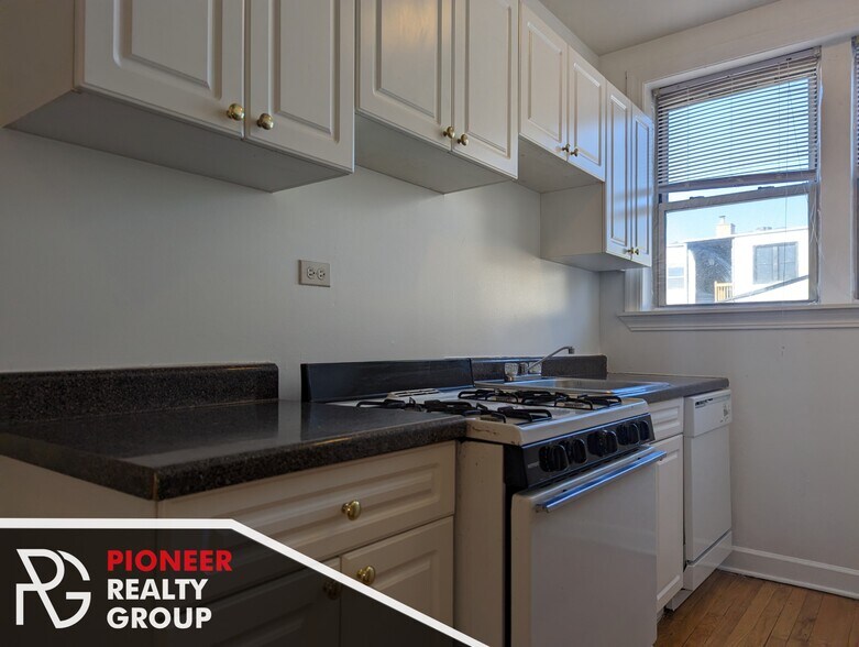 Building Photo - 533 W Aldine Ave