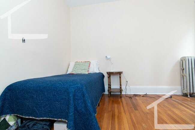 Building Photo - No Brokers Fee,3 Bedrooms unit on Coolidge Corner, Laundry on a Site, Heat, Hot Water Included