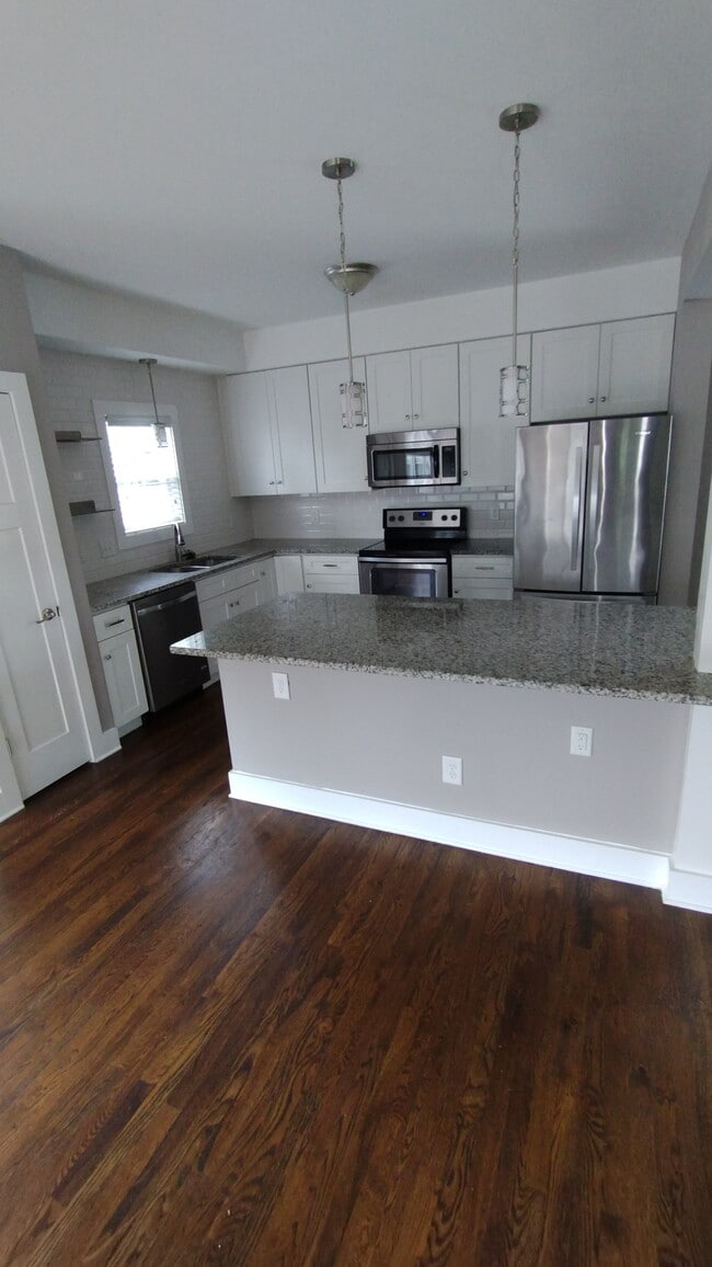Building Photo - 1110 Argyle Ave