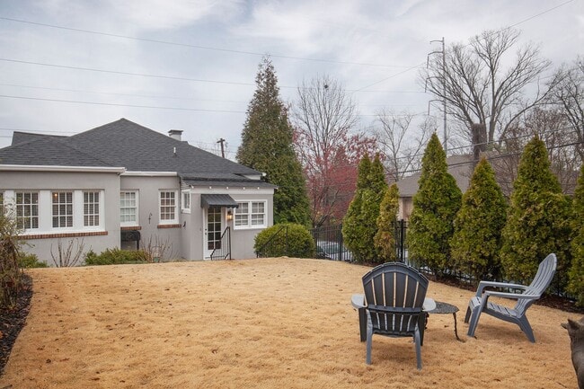 Building Photo - Timeless 3/2 in the Heart of Midtown by Piedmont Park!