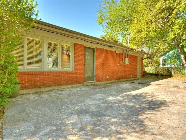 Building Photo - 2600 Twin Oaks Dr