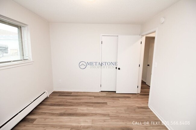 Building Photo - 308 S Lewis Ave