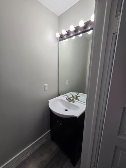 Building Photo - 1104 W 8th St