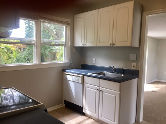 Kitchen - 1608 Knollwood Circle