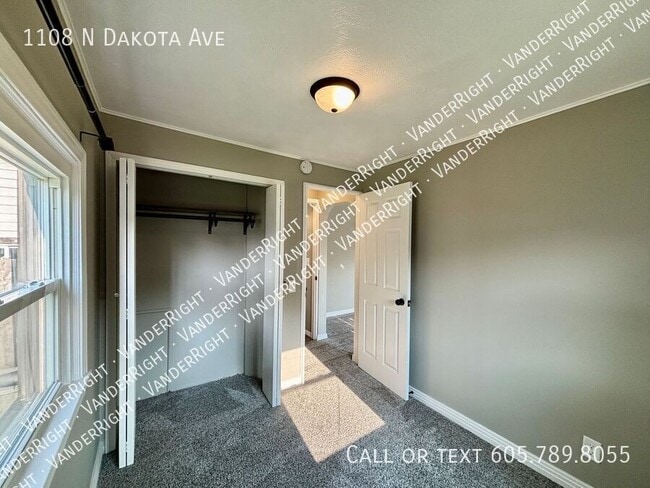 Building Photo - 1108 N Dakota Ave