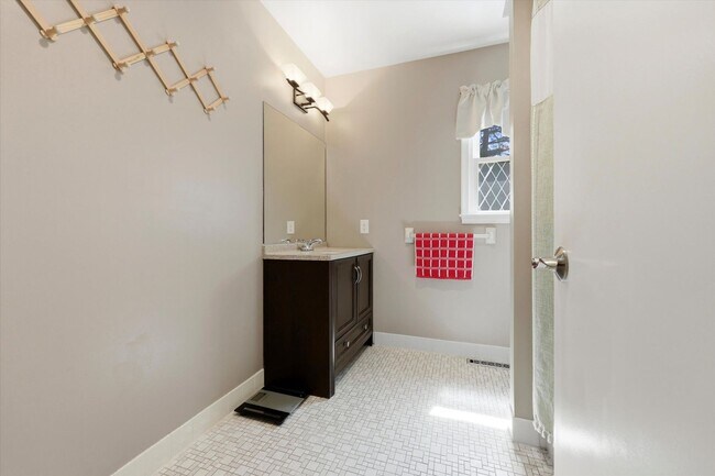 Building Photo - 3B/2.5B Single Family Home In West Chester With Private Back Yard!
