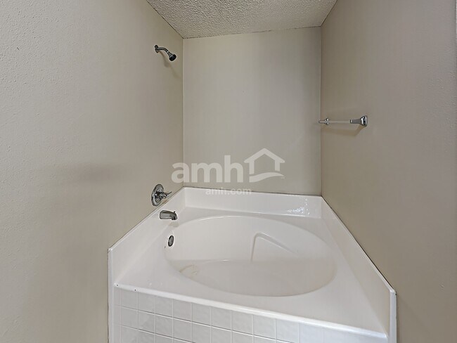 Building Photo - 6253 Ironside Dr N