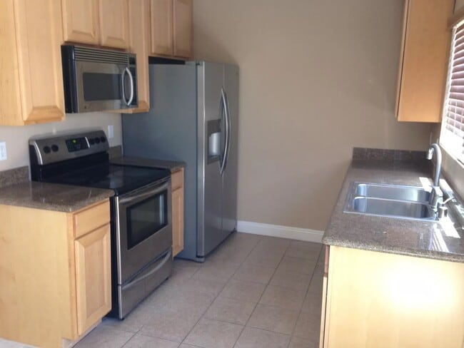 Building Photo - 1045 Peach Ave