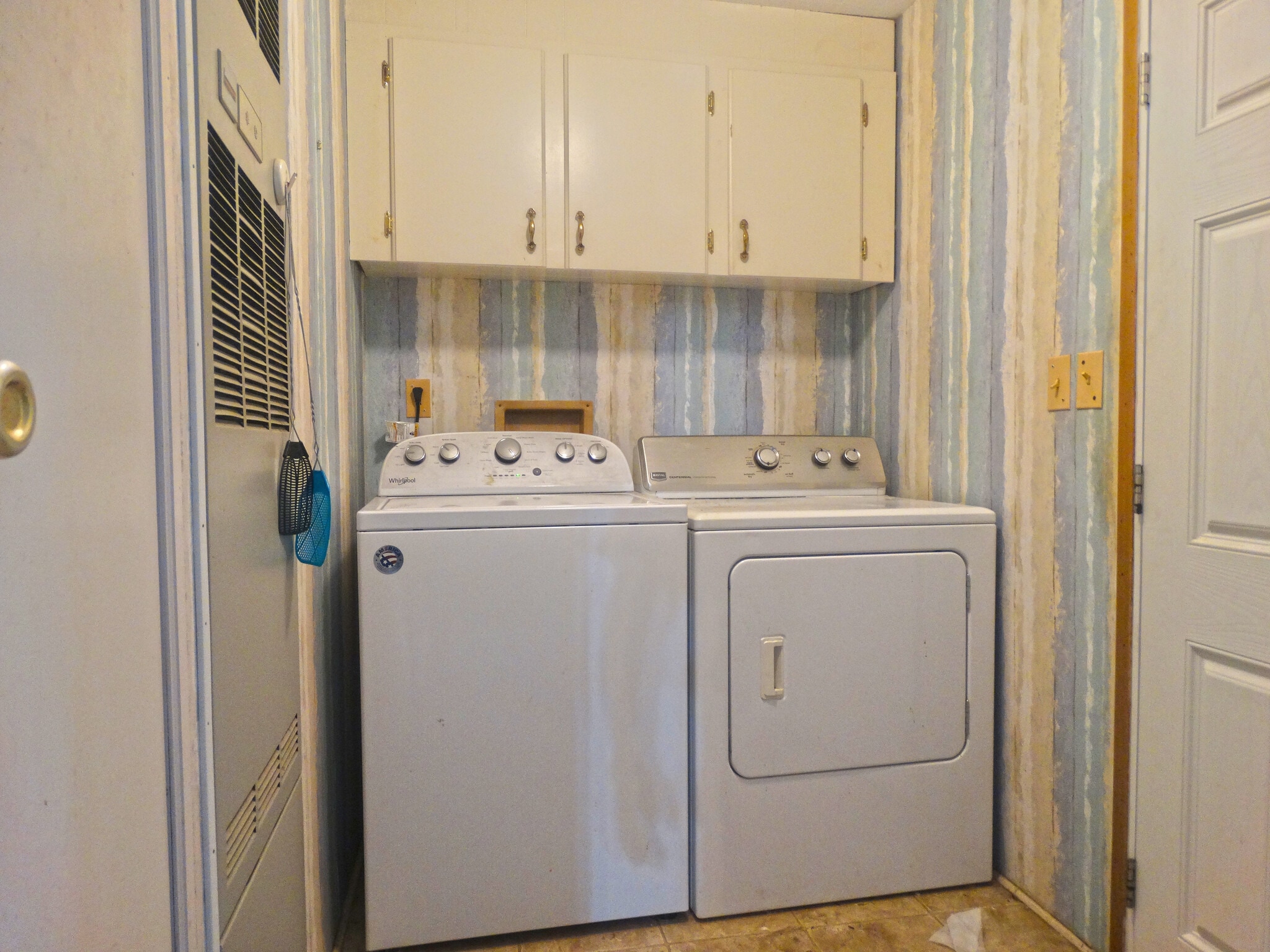 Large capacity laundry - 118 W Rogers St