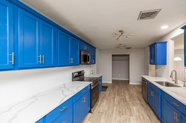 Building Photo - 311 Pinemont Dr