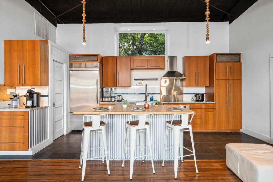 Building Photo - 9801 Mor Dr