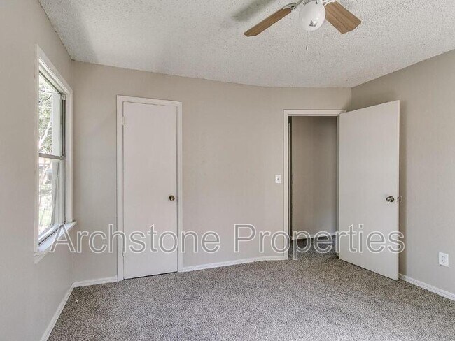 Building Photo - 2305 Mustang St