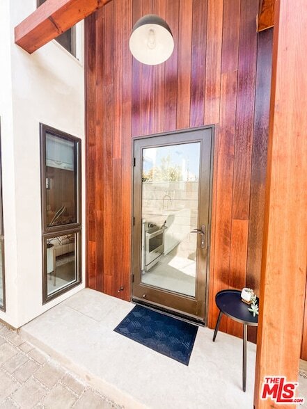 Building Photo - 3836 1/2 Seneca Avenue Unit