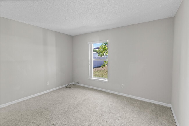 Building Photo - 173 SW Ray Ave