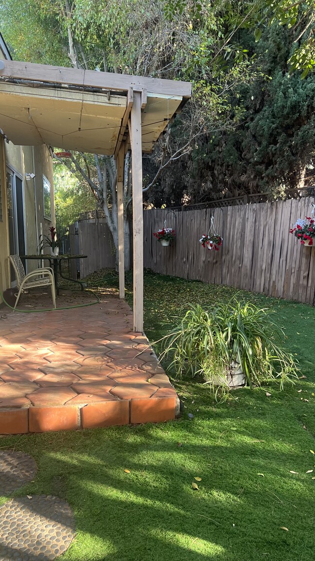 Side yard and patio private - 1824 Shadow Knolls Pl