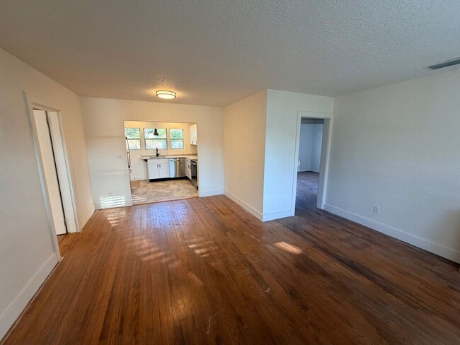 Building Photo - 831 Floral Dr