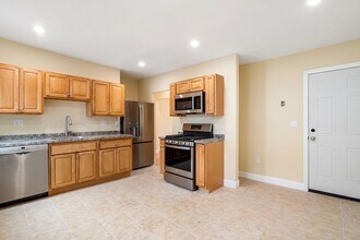 Building Photo - 570 Washington St