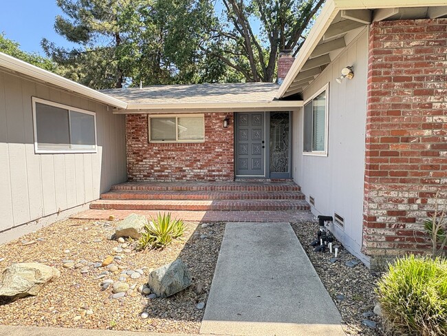 Building Photo - Beautiful 3 Bed, 2 Bath Home in a Desirabl...