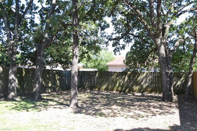 Building Photo - 2 br, 1 bath House - 908 Navarro Dr