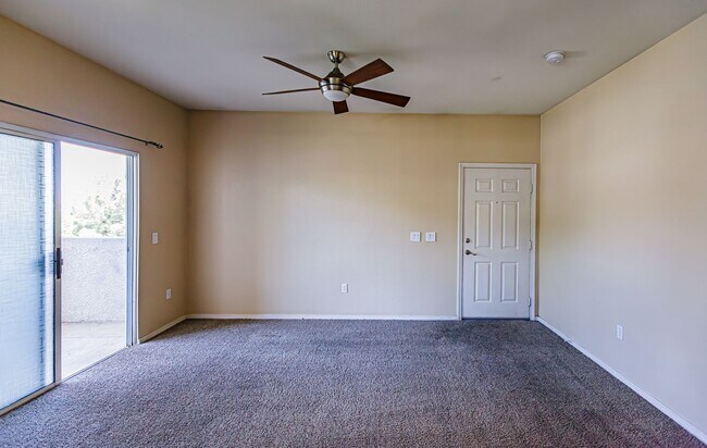Building Photo - Upstairs condo in gated community