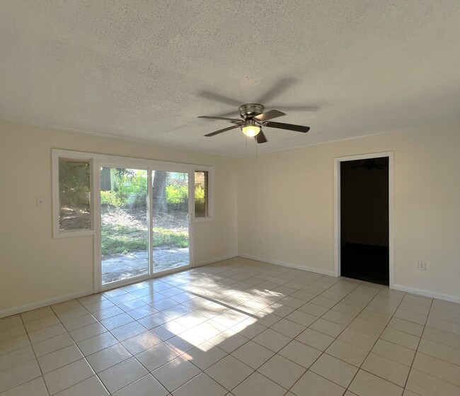 Building Photo - 1043 Westwood Dr
