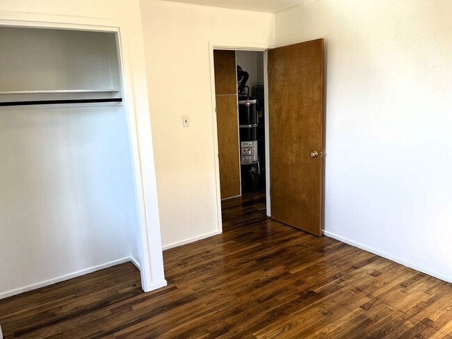 Building Photo - Pet-Friendly 2/1 Eureka Home With Large Ya...