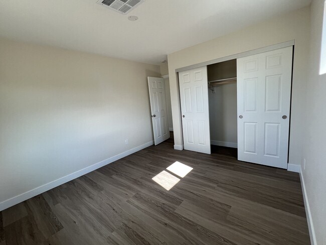 Building Photo - 3608 W Bonanza Rd