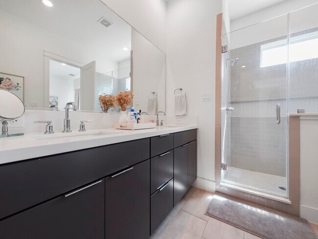 Building Photo - 1218 W 24th St