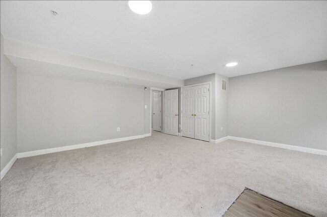 Building Photo - 1004 Collindale Ave