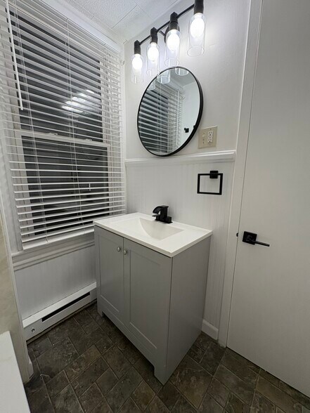 Building Photo - 2030 Hanover Ave