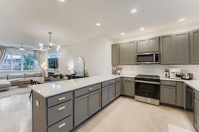 Building Photo - 814 N Bluff Dr