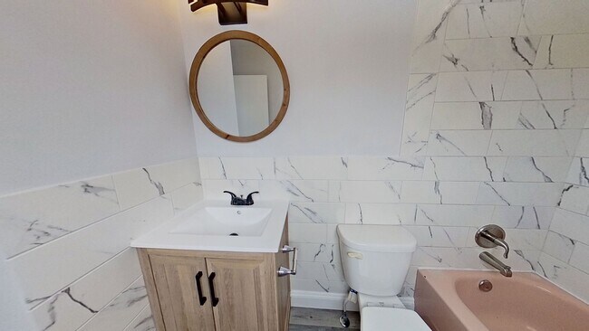 Building Photo - Quaint One Bedroom Apartment