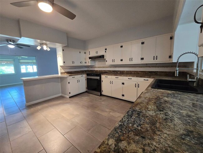 Building Photo - 507 Lake Lulu Dr