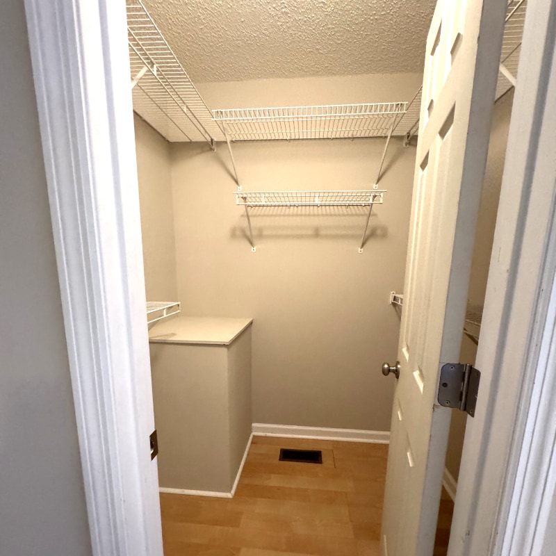 Building Photo - 961 Castlewood Dr