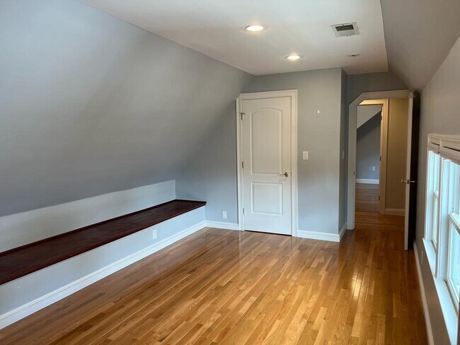 Building Photo - 303 Cabot St