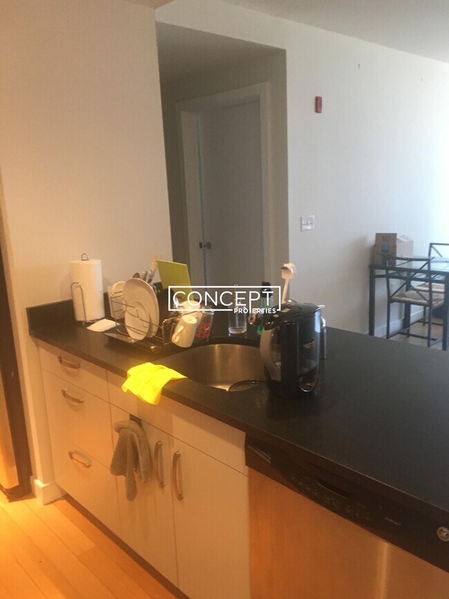 Building Photo - 601 Albany St