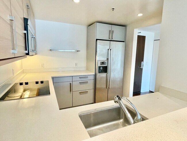 Building Photo - Full Service Luxury Living w/City Views, I...