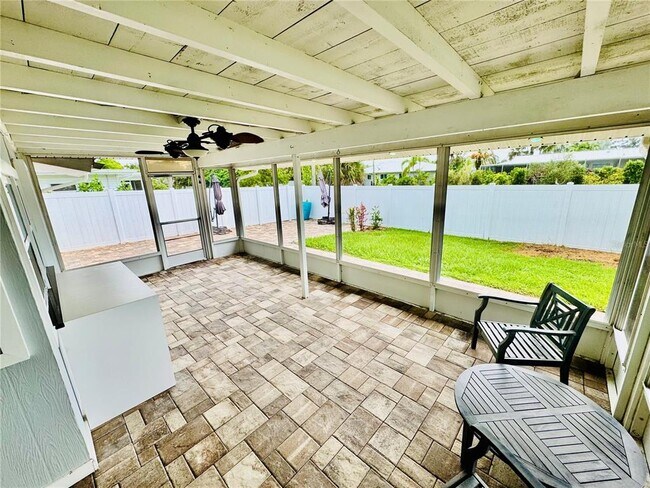 Building Photo - 6841 Roxbury Dr