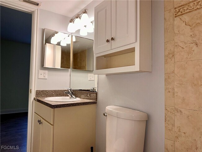 Building Photo - 12650 Kenwood Ln