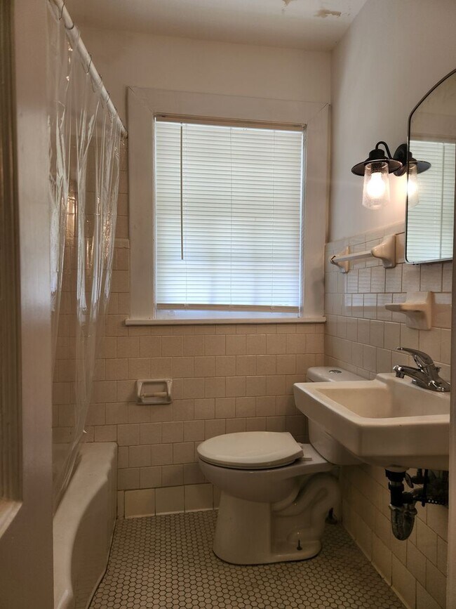 Building Photo - Charming 3-bedroom, 1.5-bathroom home loca...