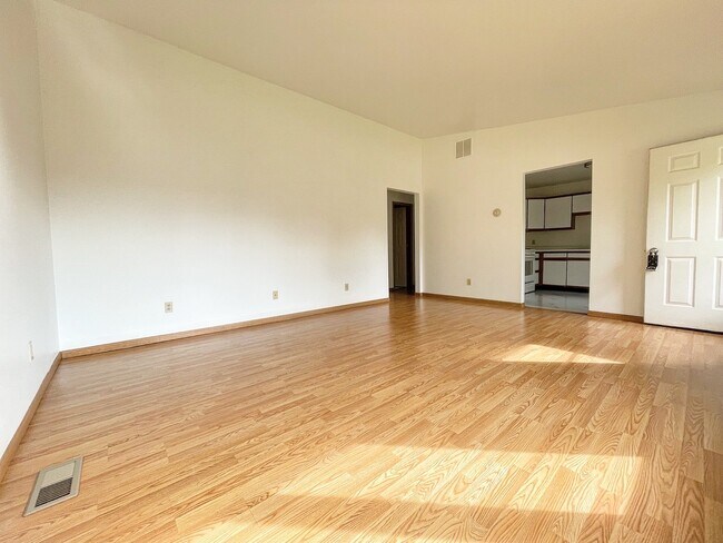 Building Photo - 150-154 Meadows Cir