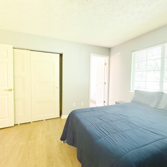 Building Photo - 1111 Island Woods Dr