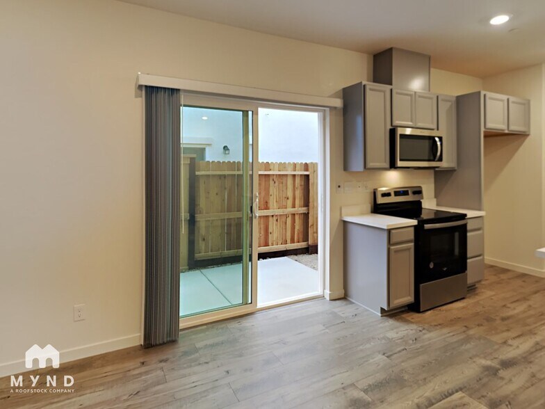 Building Photo - 3049 Pruett Dr