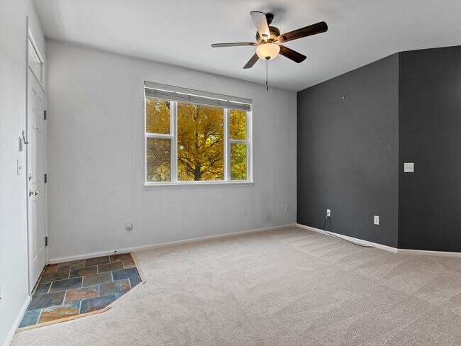 Building Photo - Charming 2 bed 2 bath Condo Near Centerra!